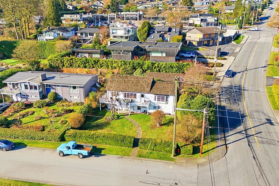 487 Roslyn Boulevard North Vancouver, BC - 30