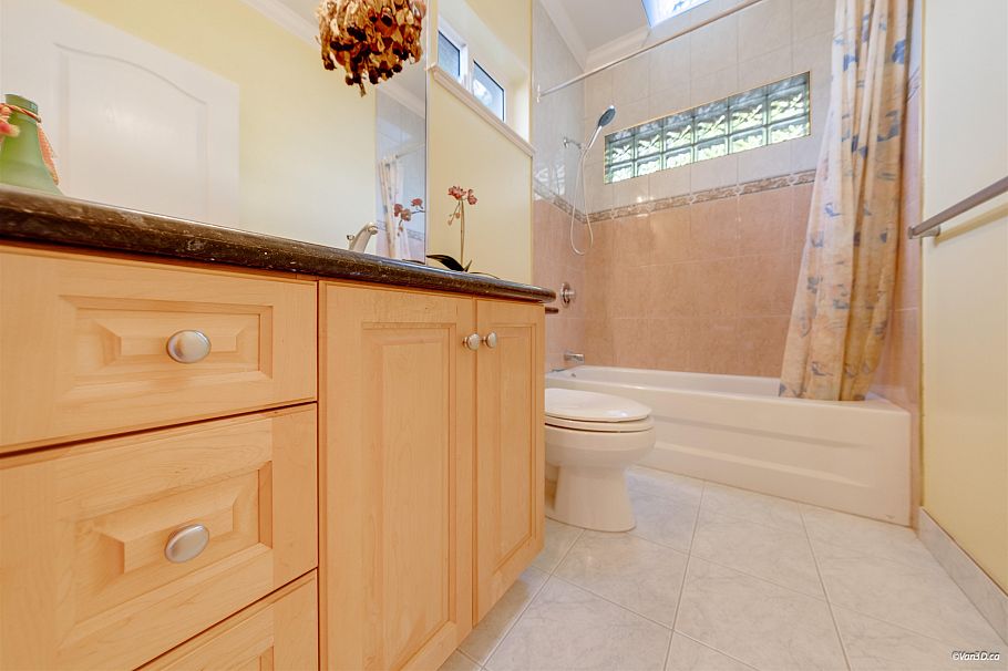 4989 Chalet Place North Vancouver, BC - 29