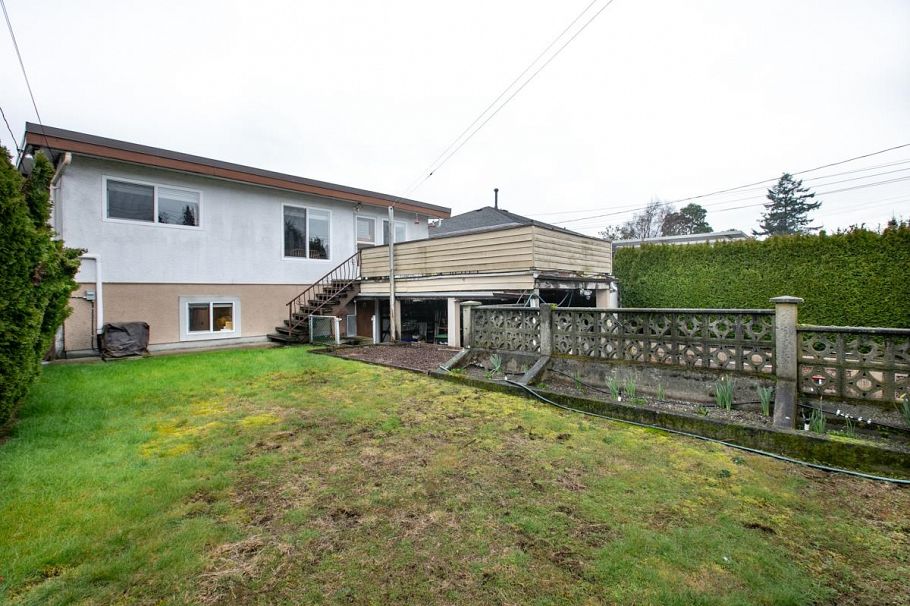 2435 E 49th Avenue Vancouver, BC - 3