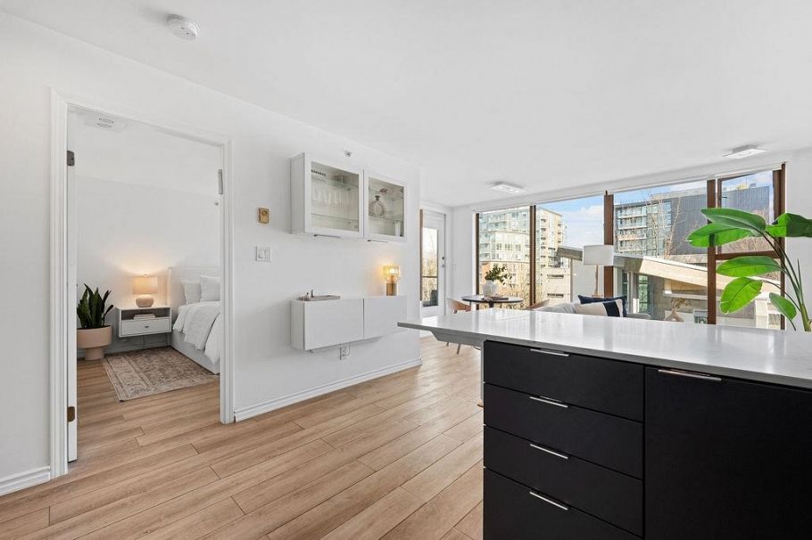 404 1633 W 8th Avenue Vancouver, BC - 9