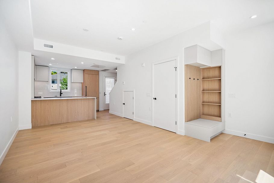 123 725 W 49 Avenue Vancouver, BC - 9