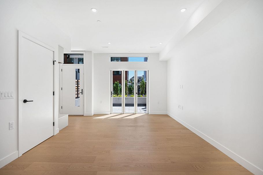 123 725 W 49 Avenue Vancouver, BC - 5