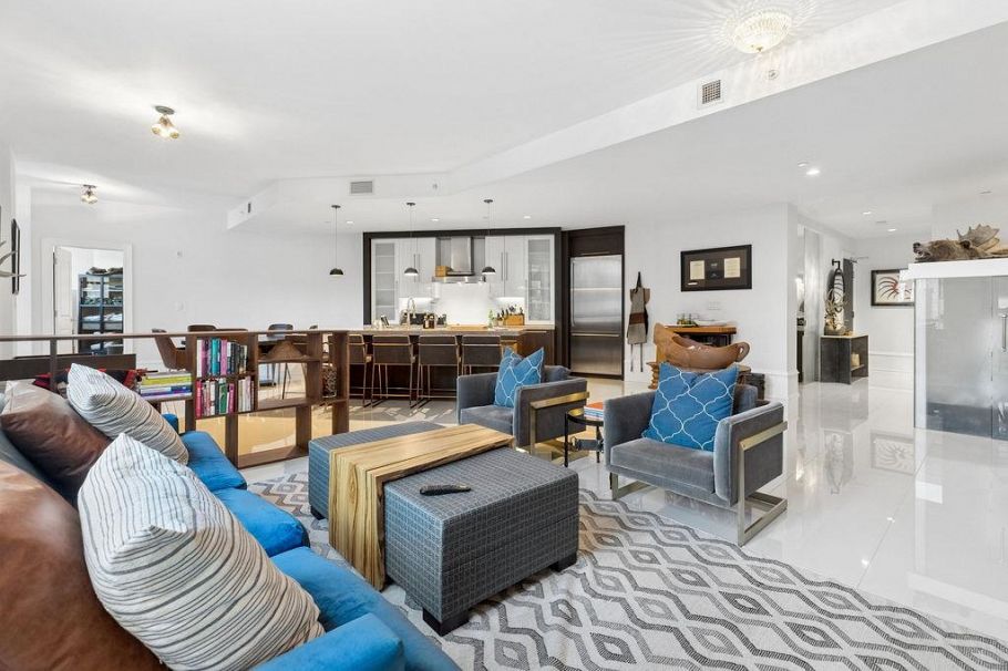 304 1102 Hornby Street Vancouver, BC - 4