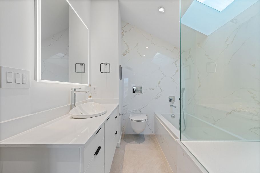 2142 W 1st Avenue Vancouver, BC - 25