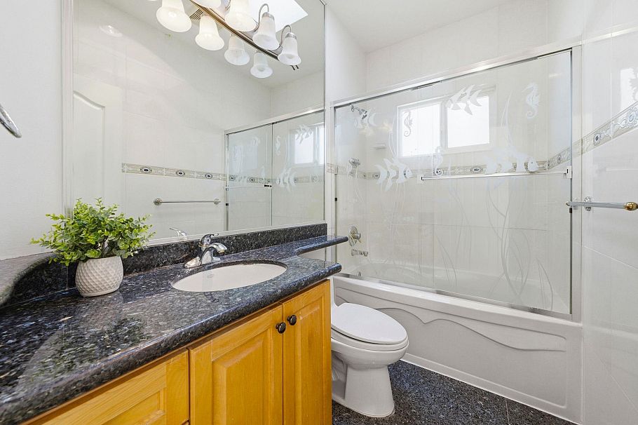 213 W 28th Street North Vancouver, BC - 19