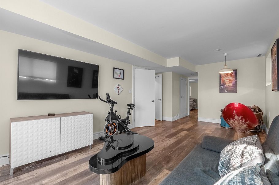 324 E 24th Street North Vancouver, BC - 26