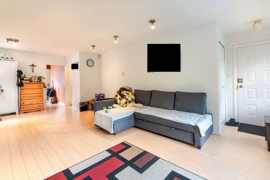 2216 E 41st Avenue Vancouver, BC - 3