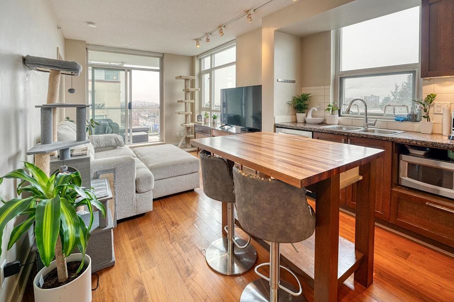 710 2228 W Broadway Vancouver, BC - 2