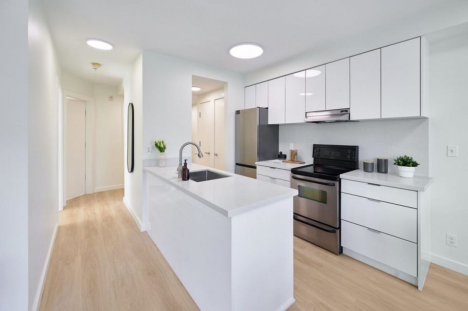 311 1033 St. Georges Avenue North Vancouver, BC - 9