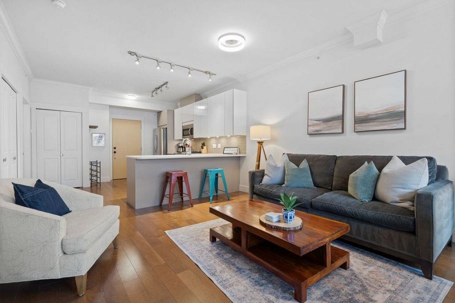 403 857 W 15th Street North Vancouver, BC - 1