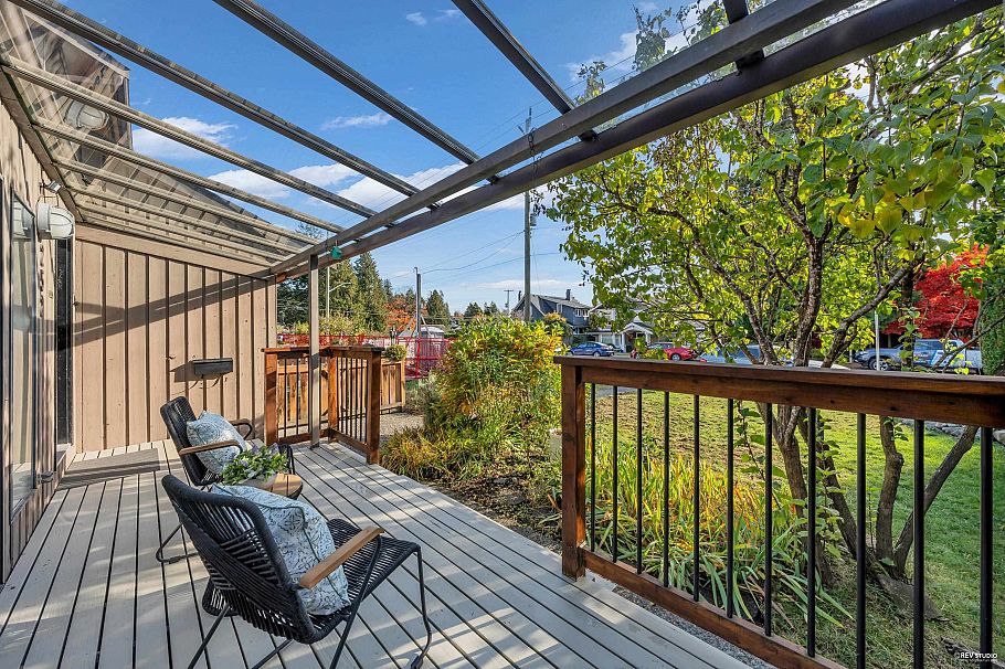 252 E 21st Street North Vancouver, BC - 21