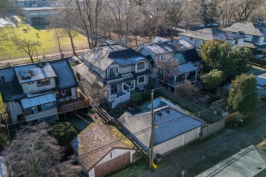 3939 W 14th Avenue Vancouver, BC - 5