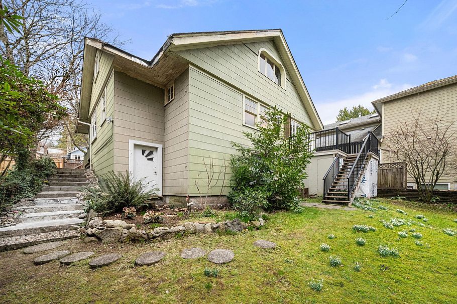 163 E Kings Road North Vancouver, BC - 31