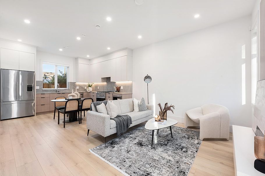 323 N Kamloops Street Vancouver, BC - 2