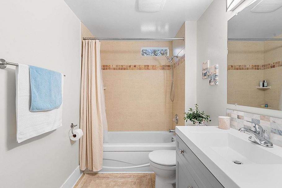 163 E Kings Road North Vancouver, BC - 20