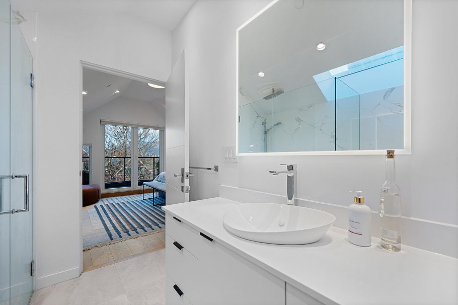 2142 W 1st Avenue Vancouver, BC - 27