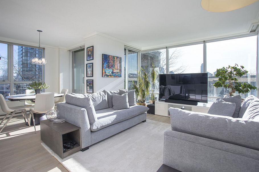 302 1438 Richards Street Vancouver, BC - 1