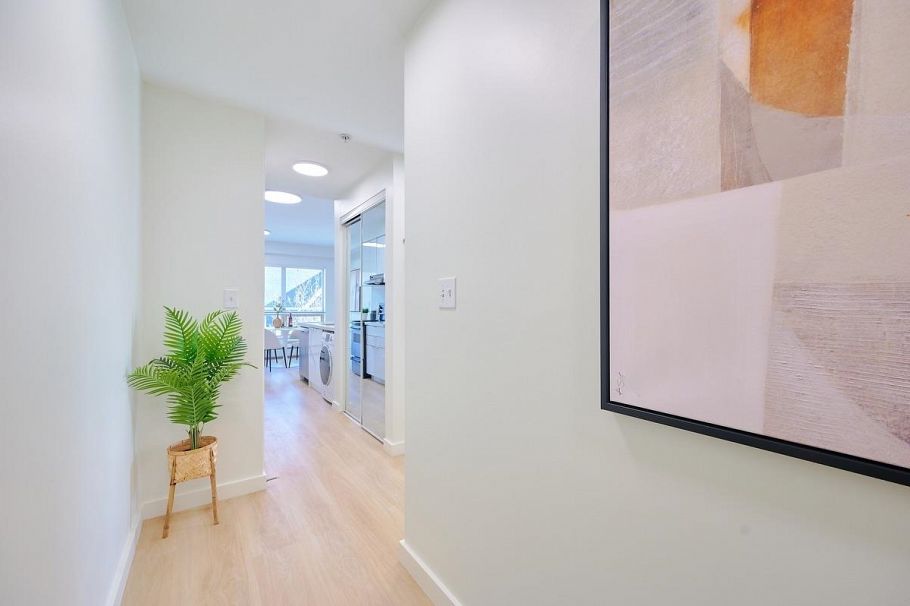 311 1033 St. Georges Avenue North Vancouver, BC - 5