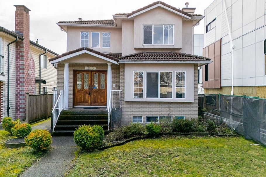 726 E 56th Avenue Vancouver, BC - 2