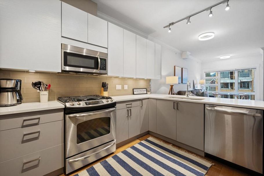 403 857 W 15th Street North Vancouver, BC - 9