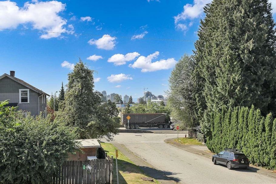 203 E 26th Street North Vancouver, BC - 40