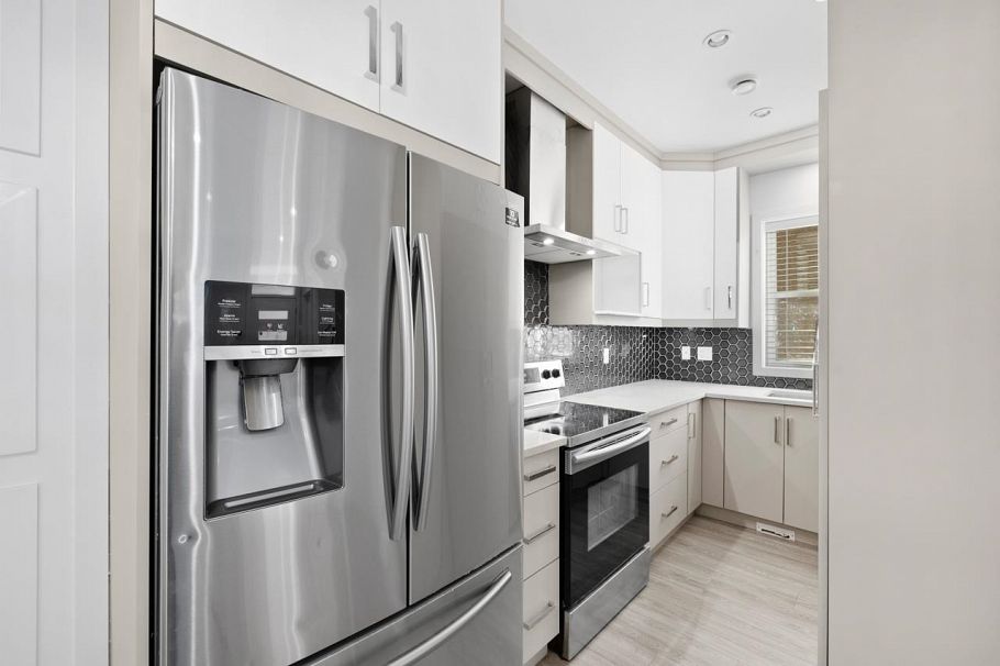 3133 Glen Drive Vancouver, BC - 12