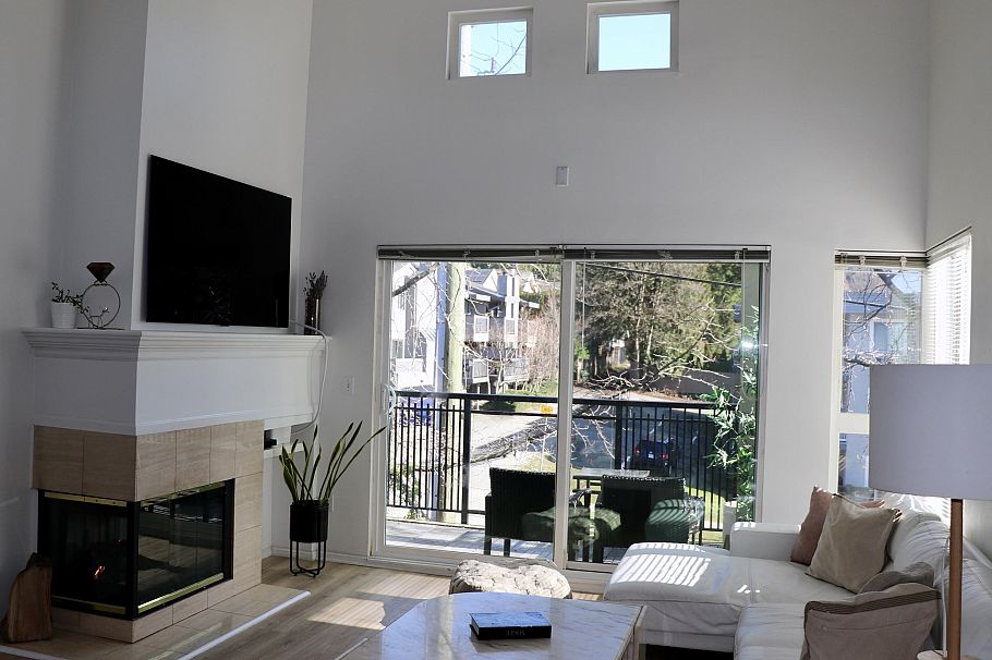 403 106 W Kings Road North Vancouver, BC - 2