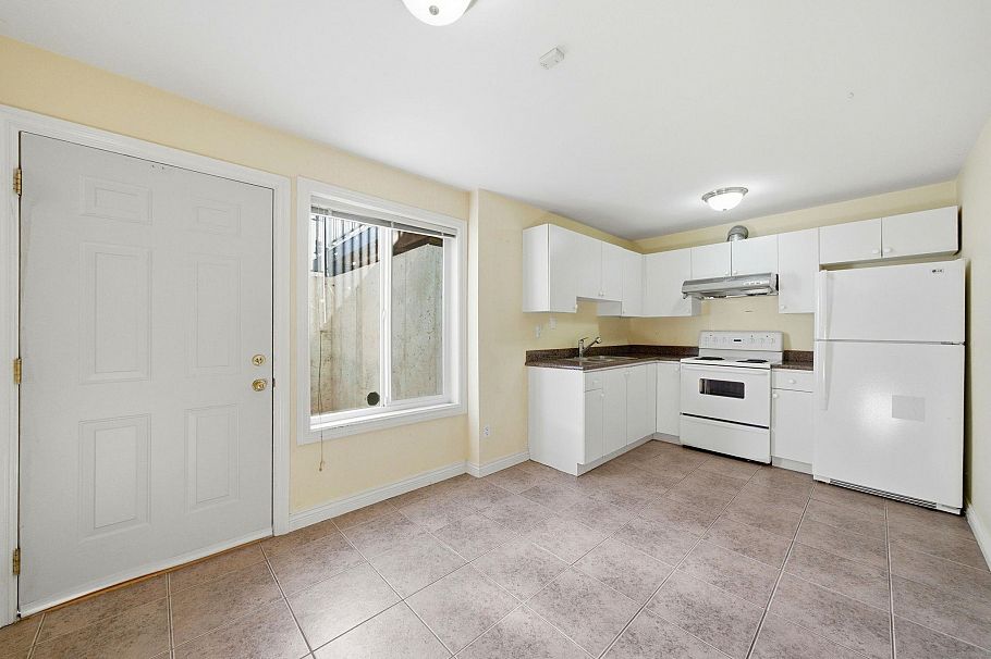 213 W 28th Street North Vancouver, BC - 21