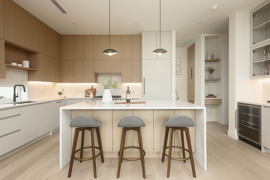 2 735 E 10th Avenue Vancouver, BC - 1