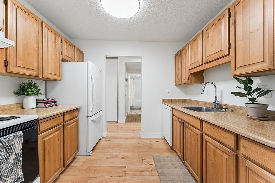 211 1385 Draycott Road North Vancouver, BC - 14