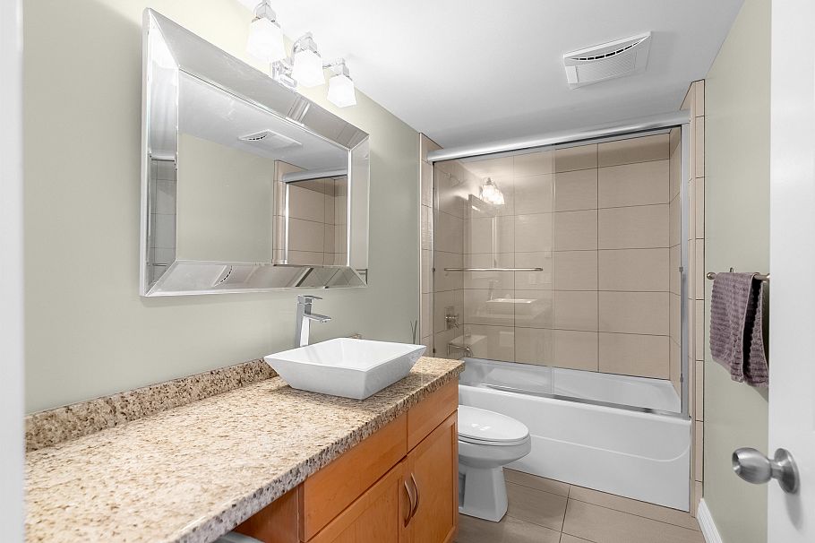 999 W 20th Avenue Vancouver, BC - 11