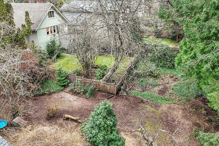 163 E Kings Road North Vancouver, BC - 37