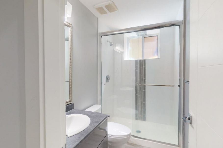 3317 E 3rd Avenue Vancouver, BC - 33