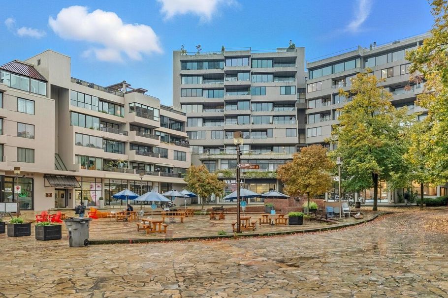 521 666 Leg In Boot Square Vancouver, BC - 32