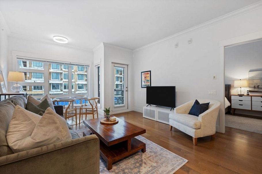 403 857 W 15th Street North Vancouver, BC - 2