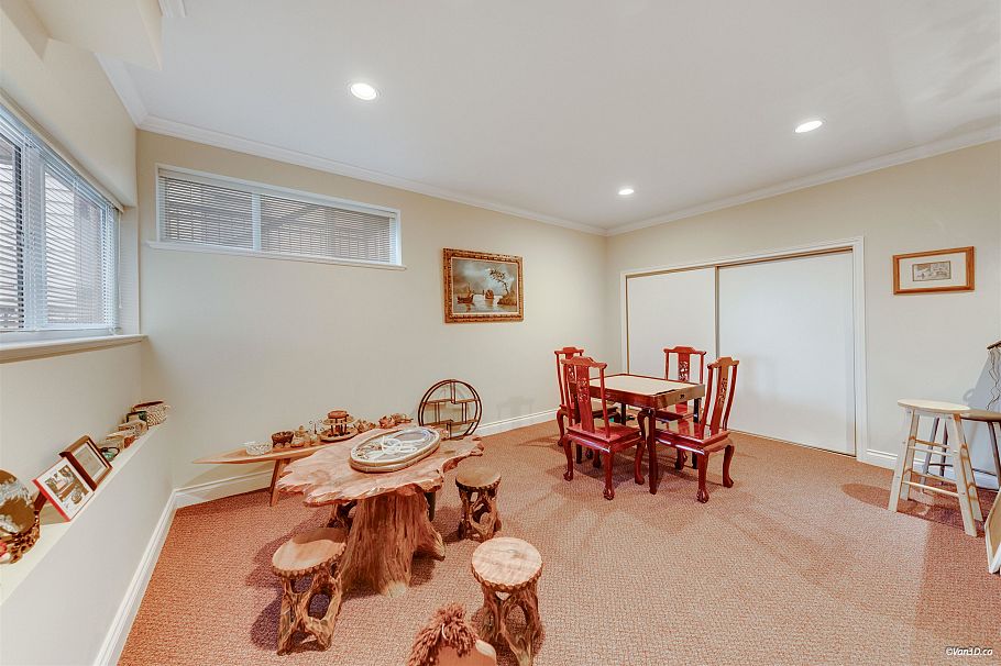 4989 Chalet Place North Vancouver, BC - 35