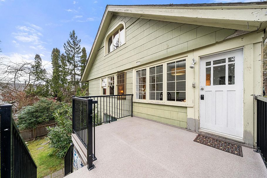 163 E Kings Road North Vancouver, BC - 29