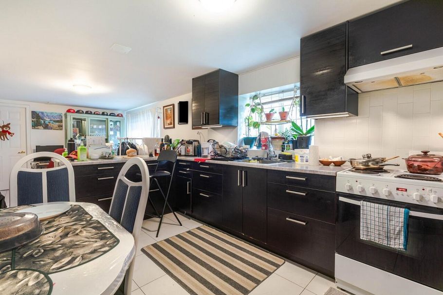 2216 E 41st Avenue Vancouver, BC - 12