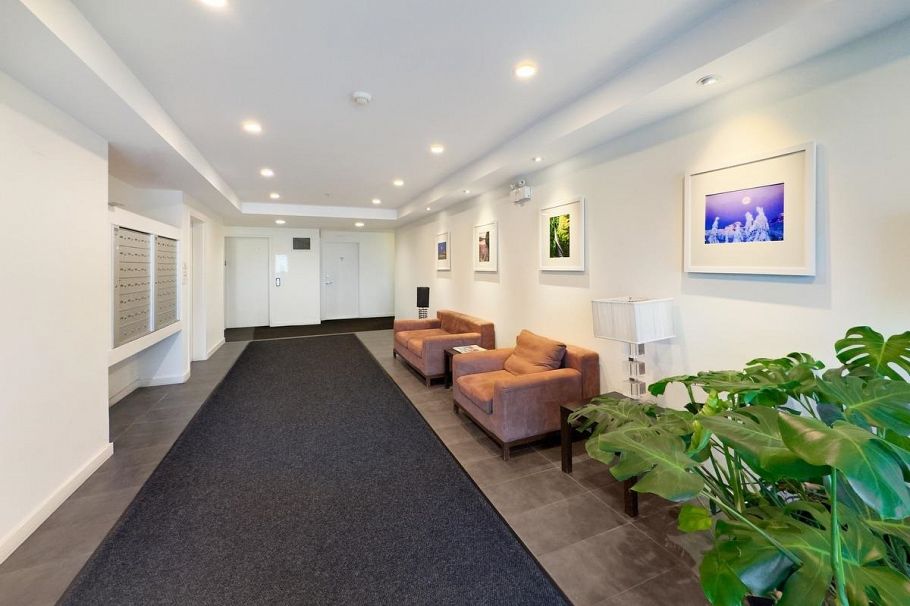 311 1033 St. Georges Avenue North Vancouver, BC - 4