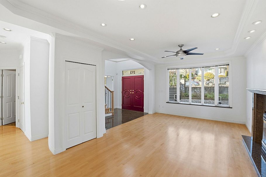 213 W 28th Street North Vancouver, BC - 4