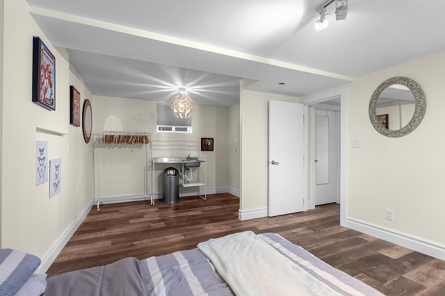 324 E 24th Street North Vancouver, BC - 25