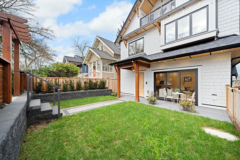 1 2247 Parker Street Vancouver, BC - 3