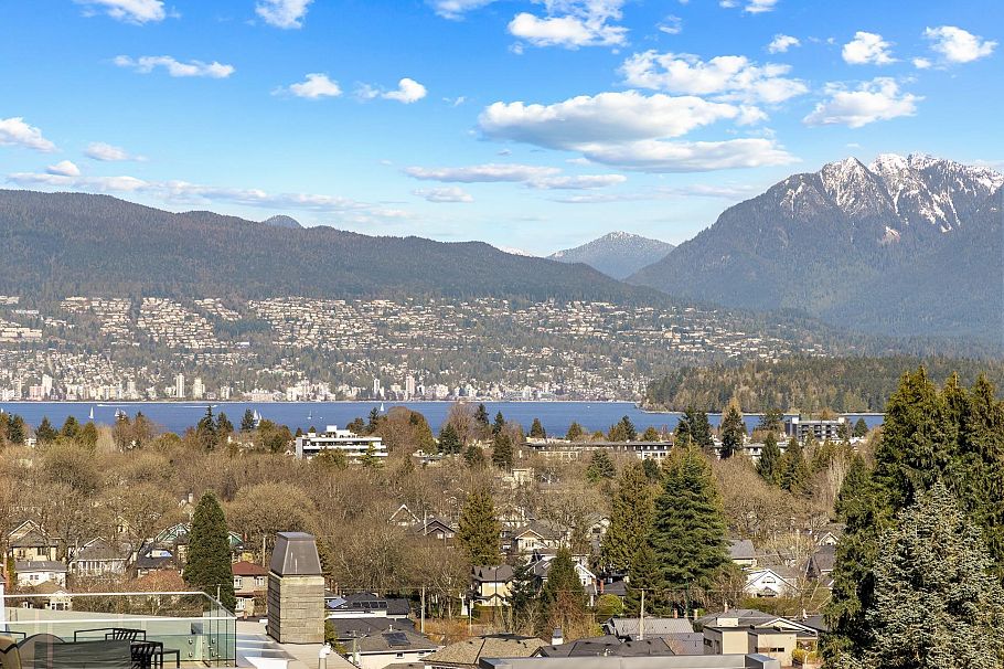 3253 W 21st Avenue Vancouver, BC - 1