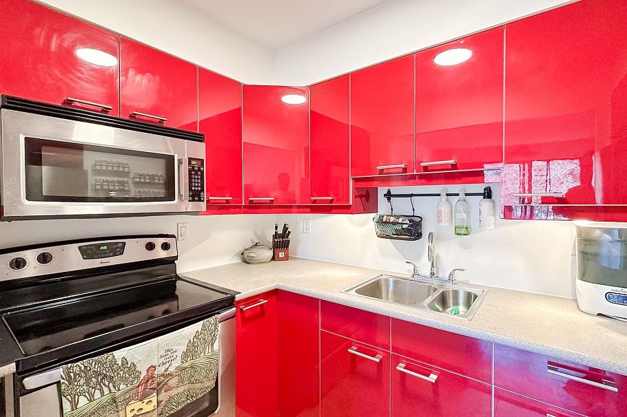 202 2080 Maple Street Vancouver, BC - 2