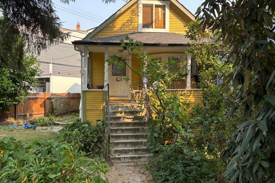 4212 Perry Street Vancouver, BC - 1