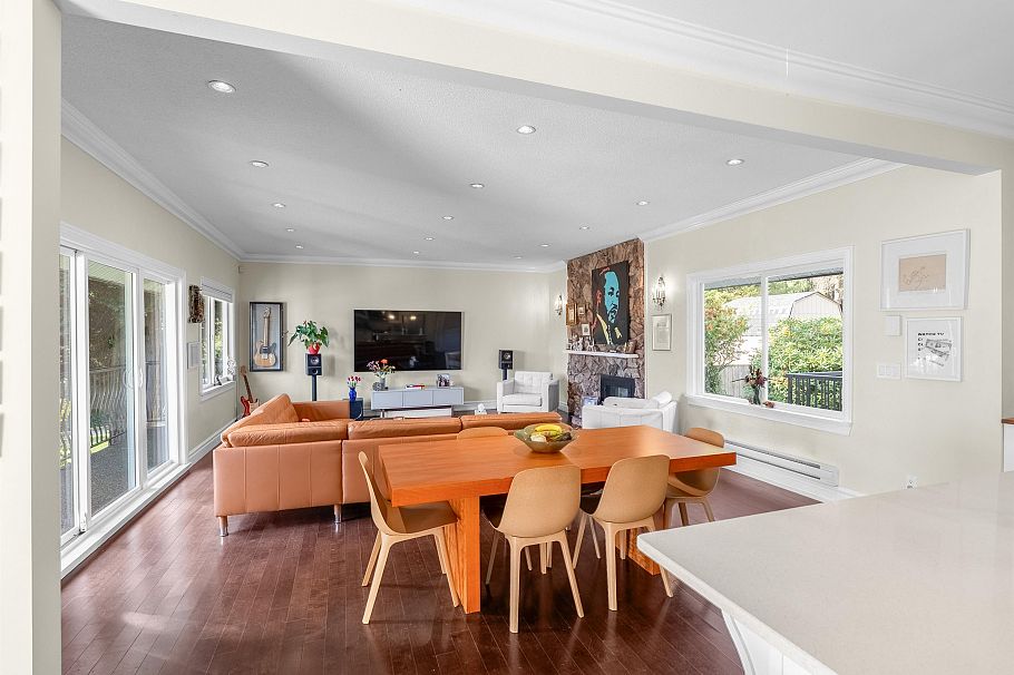 324 E 24th Street North Vancouver, BC - 3