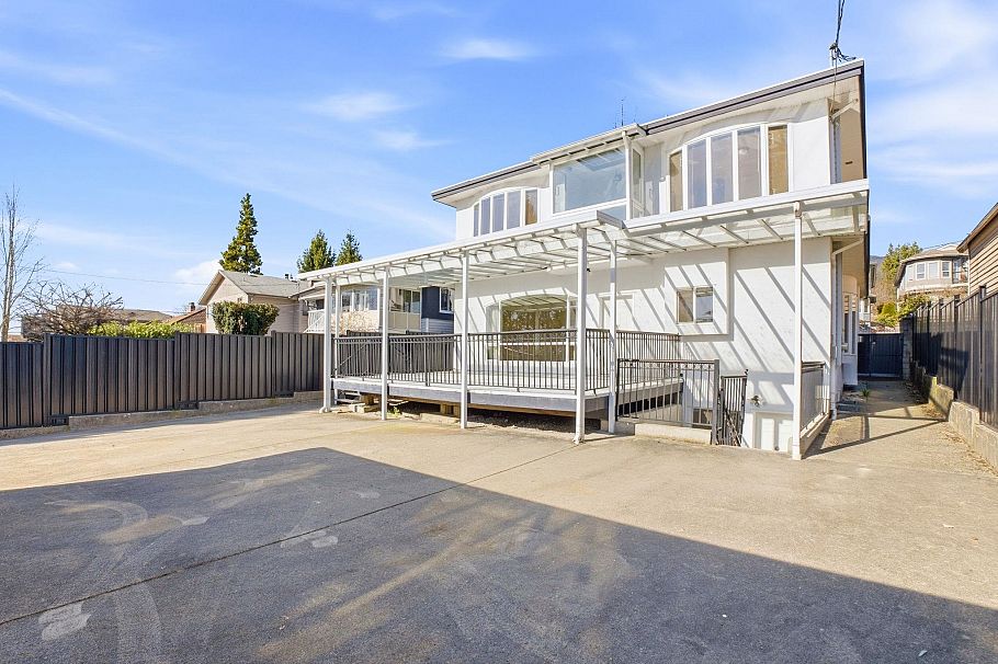 213 W 28th Street North Vancouver, BC - 28