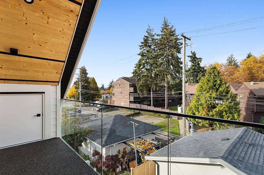 2 3429 Napier Street Vancouver, BC - 15