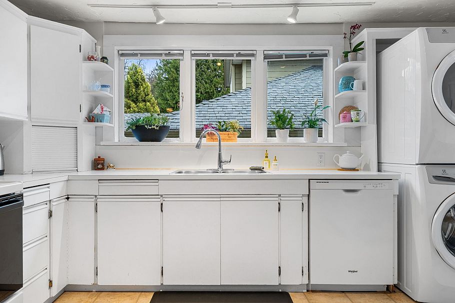 163 E Kings Road North Vancouver, BC - 15