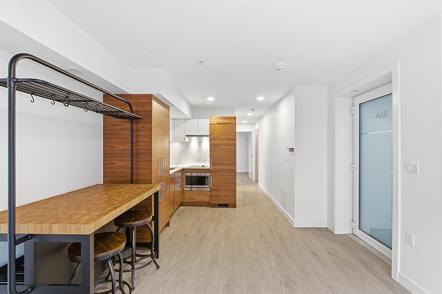 33 720 E 3rd Street North Vancouver, BC - 14